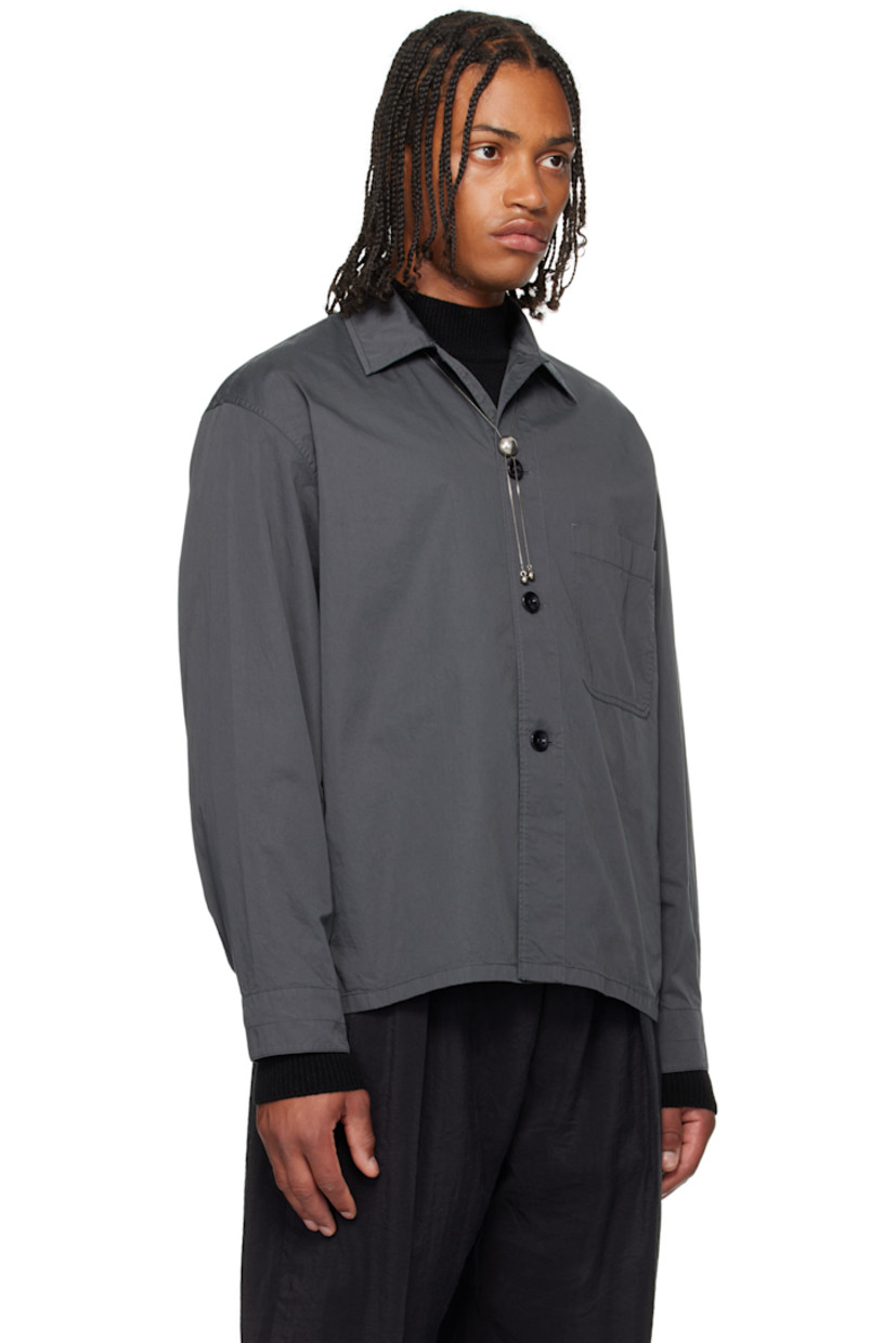 Cotton poplin shirt. 

· Spread collar 
· Button closure
· Patch pocket at chest
· Vented side seams 
· Buttoned barrel cuffs

Supplier color: Carbon grey
