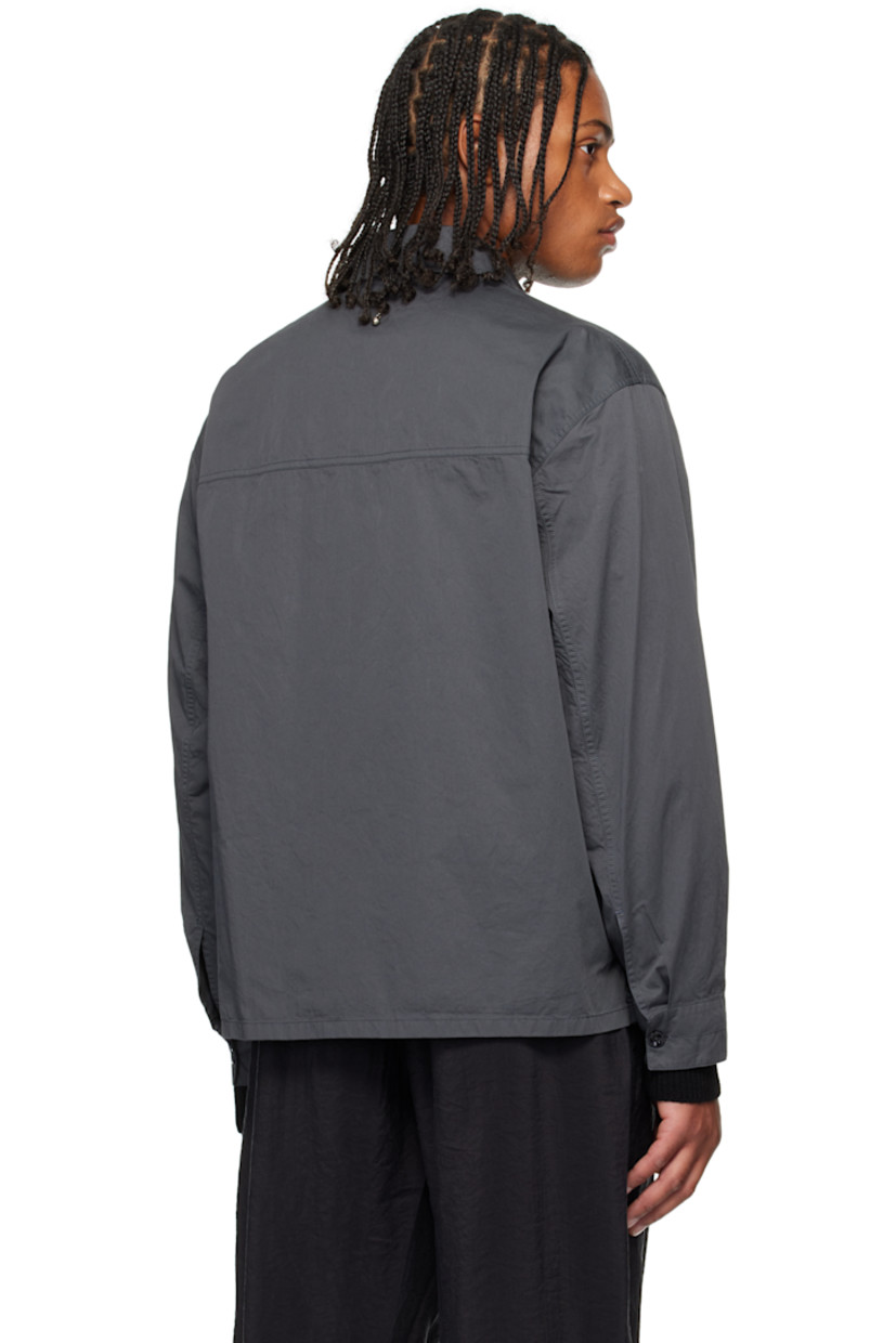 Cotton poplin shirt. 

· Spread collar 
· Button closure
· Patch pocket at chest
· Vented side seams 
· Buttoned barrel cuffs

Supplier color: Carbon grey