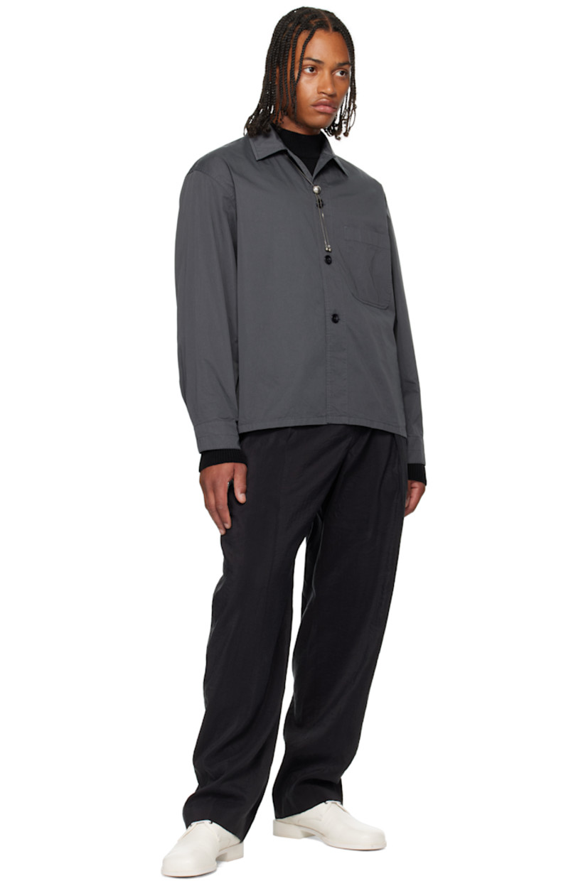 Cotton poplin shirt. 

· Spread collar 
· Button closure
· Patch pocket at chest
· Vented side seams 
· Buttoned barrel cuffs

Supplier color: Carbon grey