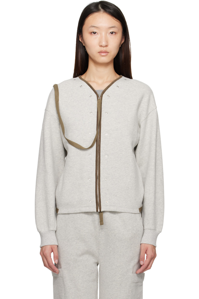 Oversized organic cotton fleece jacket.

· V-neck
· Rivets and faux-leather piping at neck and front
· Semi-detachable strap at zip closure
· Press-stud seam pockets
· Adjustable press-stud tabs at hem
· Dropped shoulders
· Rib-knit cuffs

Supplier color: Grey