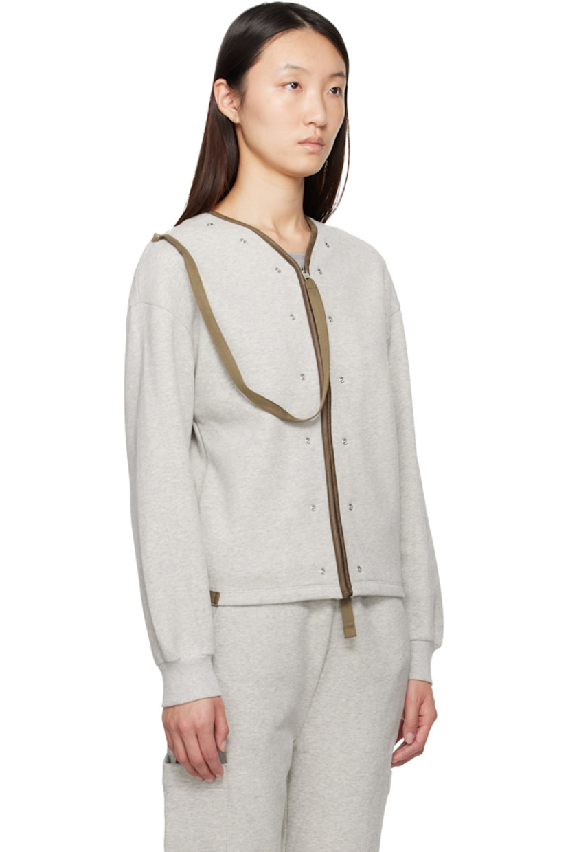Oversized organic cotton fleece jacket.

· V-neck
· Rivets and faux-leather piping at neck and front
· Semi-detachable strap at zip closure
· Press-stud seam pockets
· Adjustable press-stud tabs at hem
· Dropped shoulders
· Rib-knit cuffs

Supplier color: Grey
