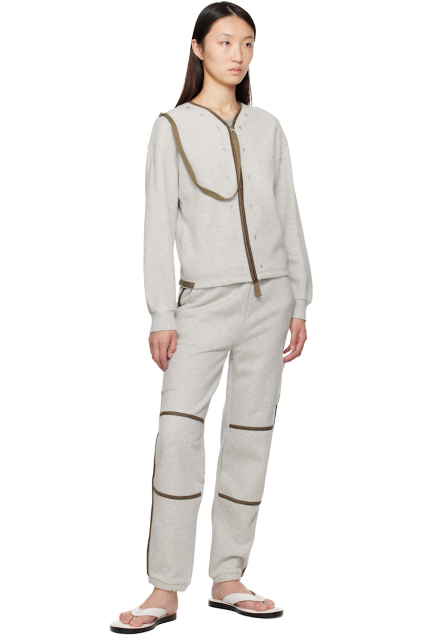 Oversized organic cotton fleece jacket.

· V-neck
· Rivets and faux-leather piping at neck and front
· Semi-detachable strap at zip closure
· Press-stud seam pockets
· Adjustable press-stud tabs at hem
· Dropped shoulders
· Rib-knit cuffs

Supplier color: Grey