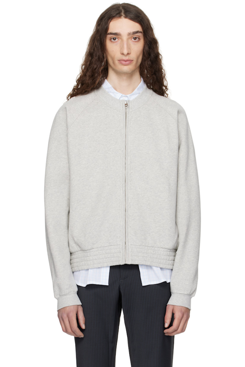 Organic cotton fleece jacket. 

· Rib-knit crewneck and cuffs
· Zip closure
· Frayed edge at placket 
· Seam pockets
· Elasticized hem 
· Raglan sleeves

Supplier color: Grey