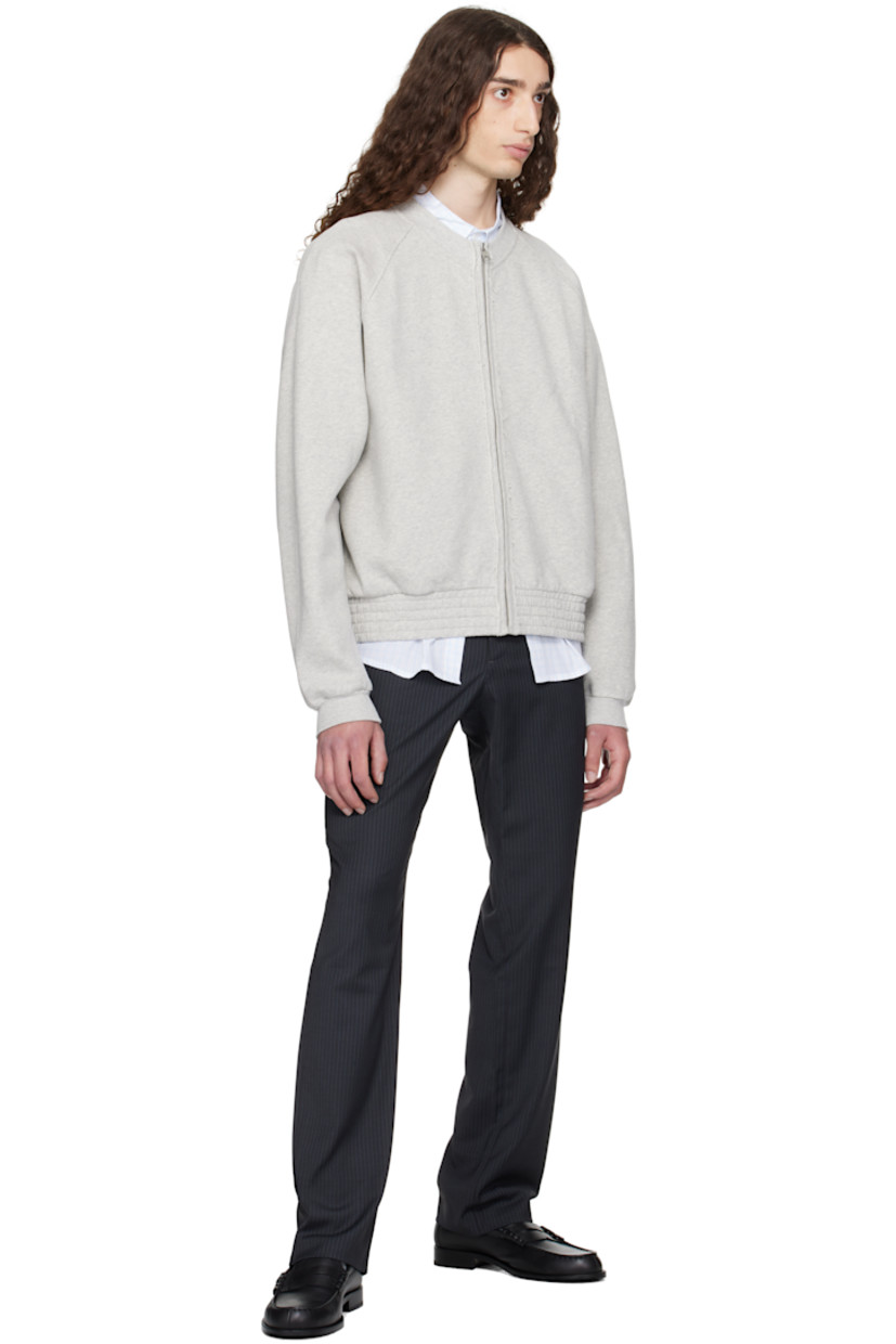 Organic cotton fleece jacket. 

· Rib-knit crewneck and cuffs
· Zip closure
· Frayed edge at placket 
· Seam pockets
· Elasticized hem 
· Raglan sleeves

Supplier color: Grey