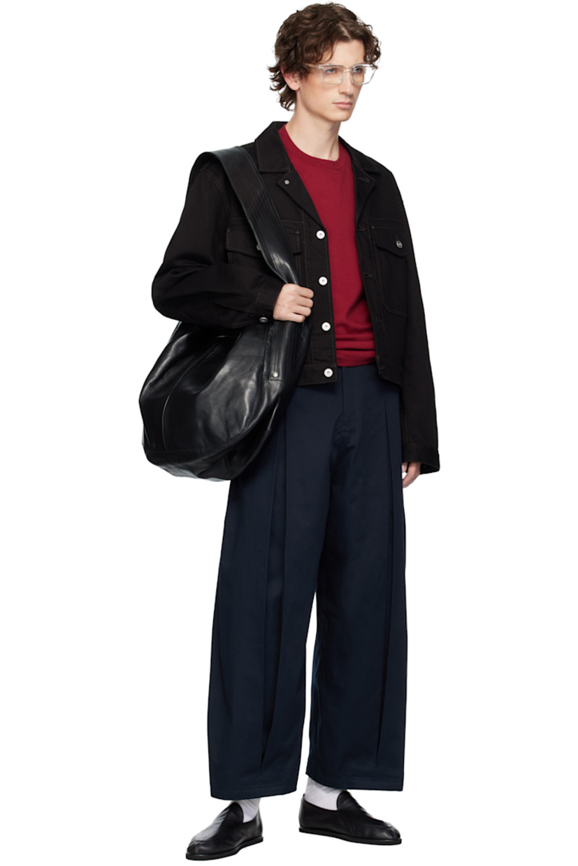 Grained leather messenger bag.

· Fixed quilted shoulder strap
· Inverted box pleat at face and back face
· Press-stud closure
· Patch pocket at interior
· Canvas lining
· H14.5" x W21" x D6.5"

Supplier color: Black