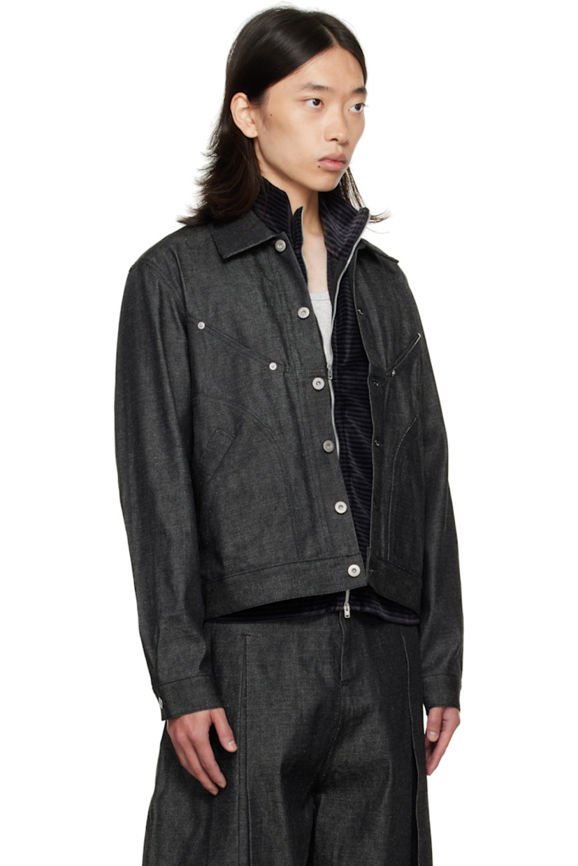 Non-stretch denim jacket.

· Spread collar
· Button closure
· Welt pockets at front
· Cropped hem
· Buttoned barrel cuffs
· Adjustable button tabs and logo patch at back hem

Supplier color: Raw black