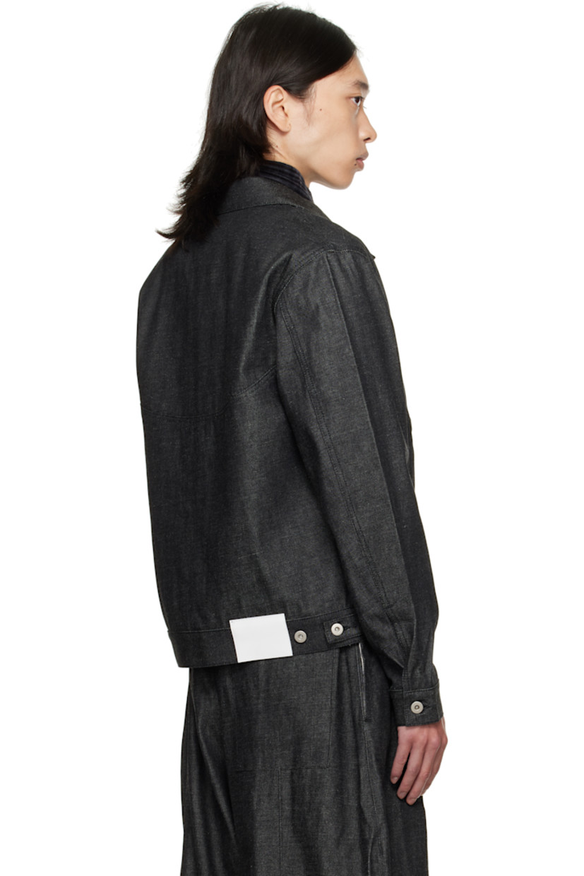 Non-stretch denim jacket.

· Spread collar
· Button closure
· Welt pockets at front
· Cropped hem
· Buttoned barrel cuffs
· Adjustable button tabs and logo patch at back hem

Supplier color: Raw black