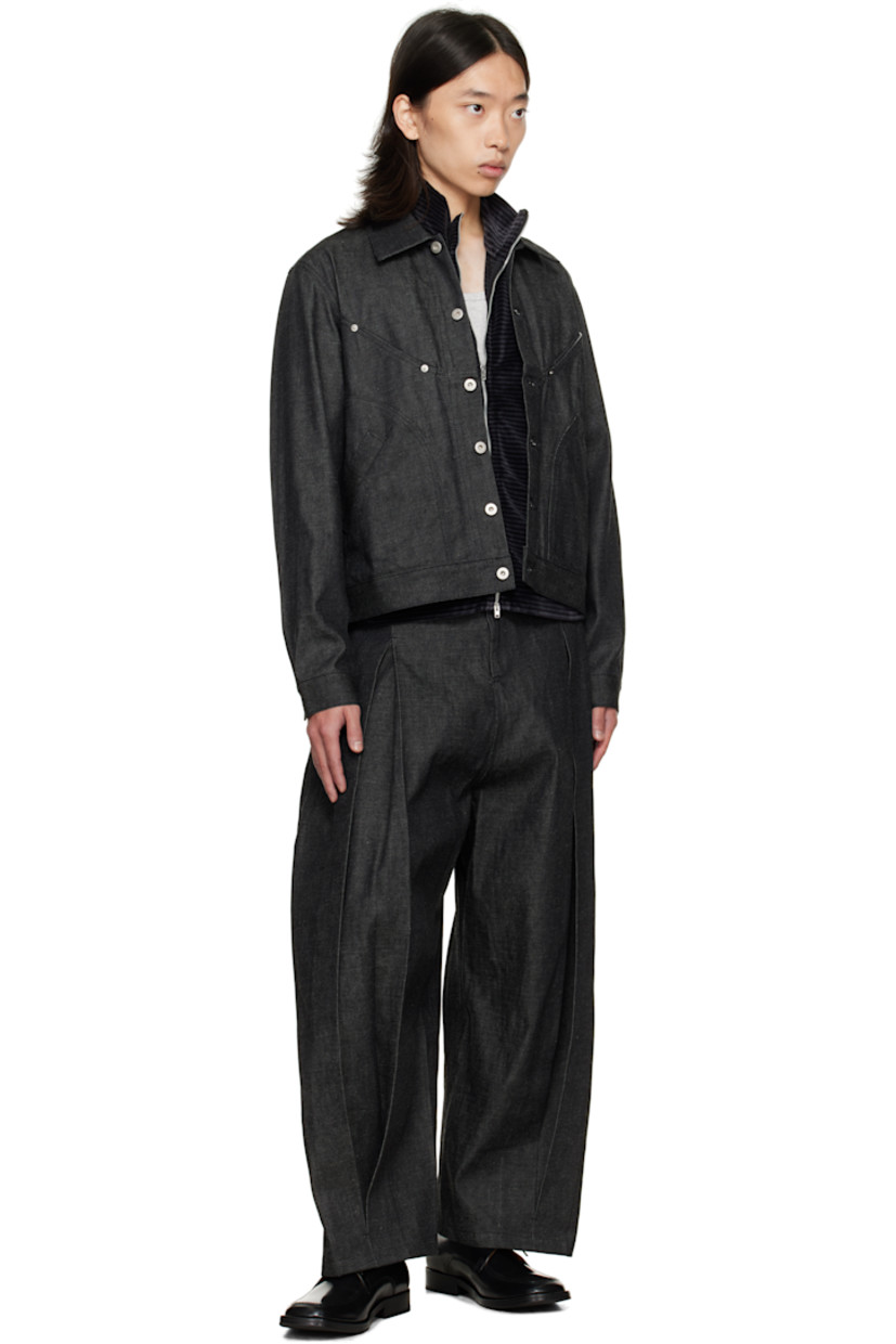 Non-stretch denim jacket.

· Spread collar
· Button closure
· Welt pockets at front
· Cropped hem
· Buttoned barrel cuffs
· Adjustable button tabs and logo patch at back hem

Supplier color: Raw black