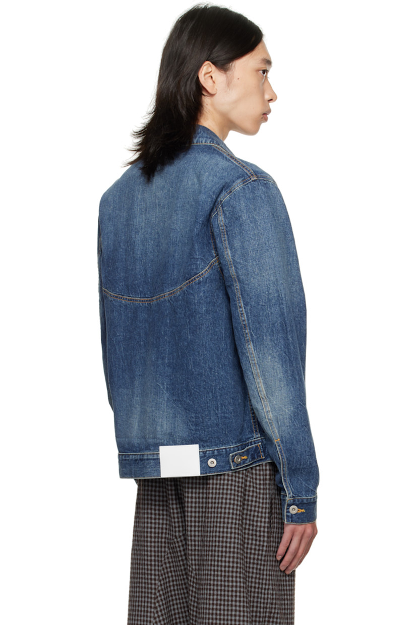 Non-stretch denim jacket.

· Fading throughout
· Spread collar
· Button closure
· Welt pockets at front
· Cropped hem
· Buttoned barrel cuffs
· Adjustable button tabs and logo patch at back hem
· Contrast stitching in tan

Supplier color: Indigo wash