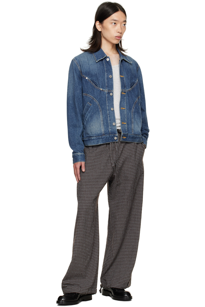Non-stretch denim jacket.

· Fading throughout
· Spread collar
· Button closure
· Welt pockets at front
· Cropped hem
· Buttoned barrel cuffs
· Adjustable button tabs and logo patch at back hem
· Contrast stitching in tan

Supplier color: Indigo wash