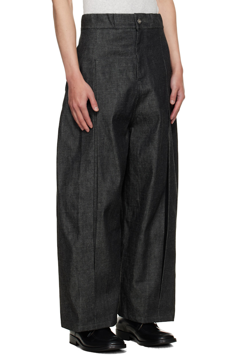 Non-stretch denim jeans.

· Elasticized waistband
· Four-pocket styling
· Zip fly
· Inverted box pleat at front legs

Supplier color: Raw black