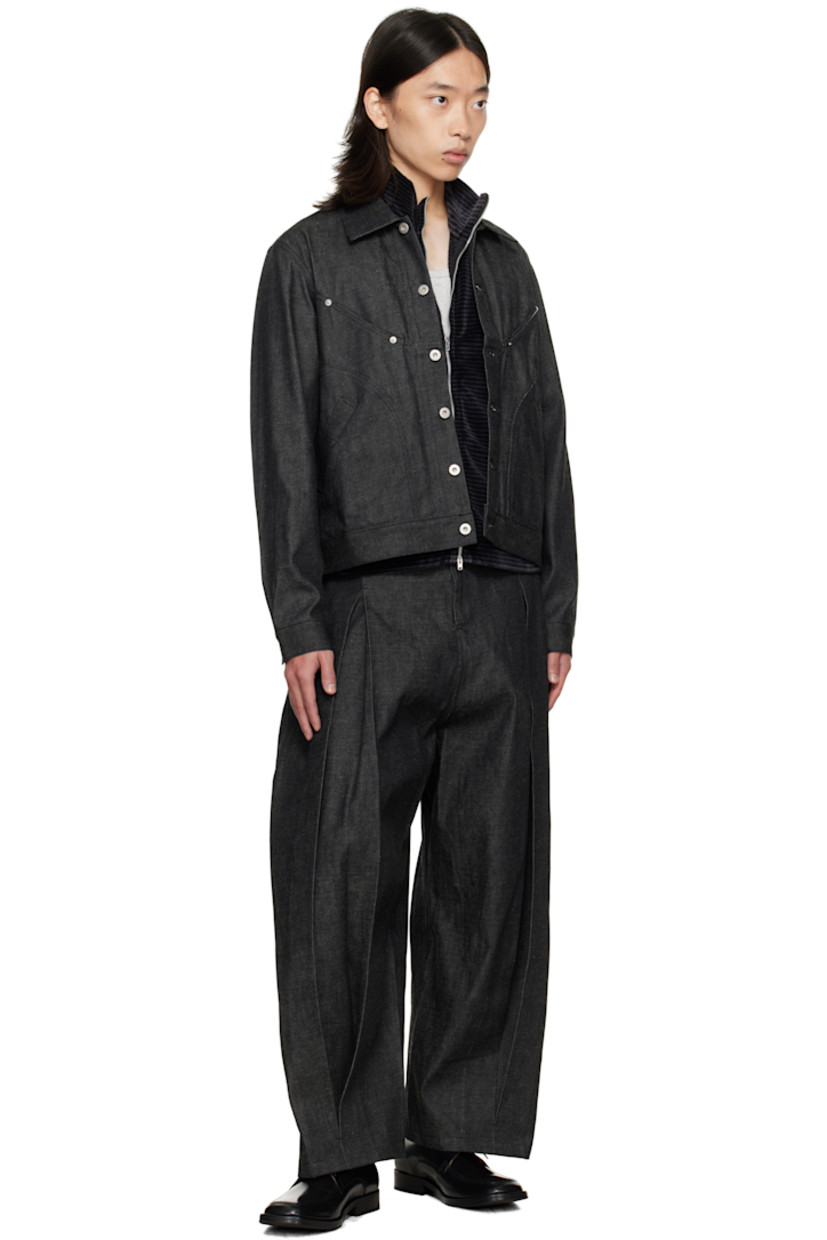 Non-stretch denim jeans.

· Elasticized waistband
· Four-pocket styling
· Zip fly
· Inverted box pleat at front legs

Supplier color: Raw black