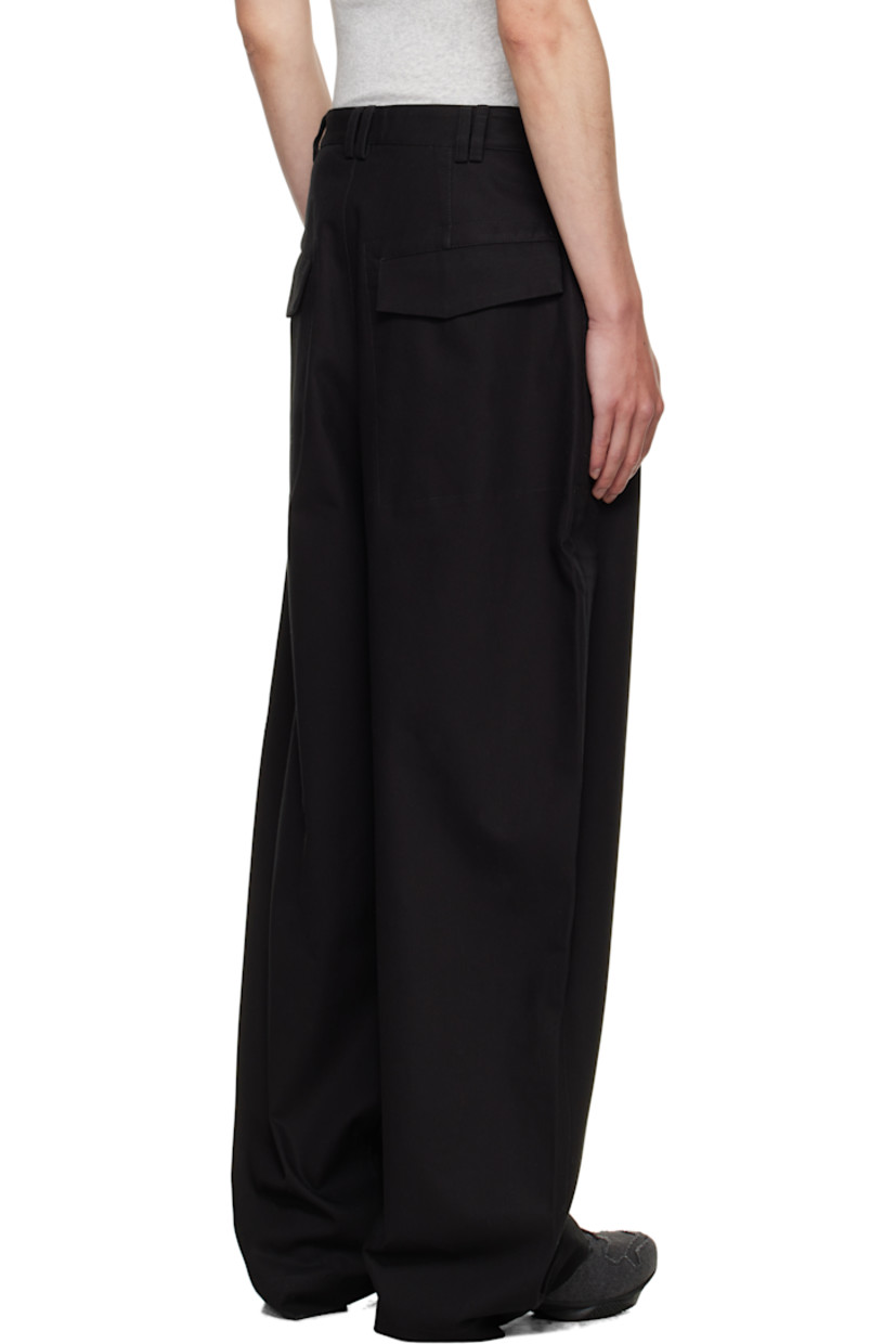 Cotton twill trousers.

· Wide-leg
· Belt loops
· Four-pocket styling
· Zip fly
· Inverted box pleat at front legs

Supplier color: Black