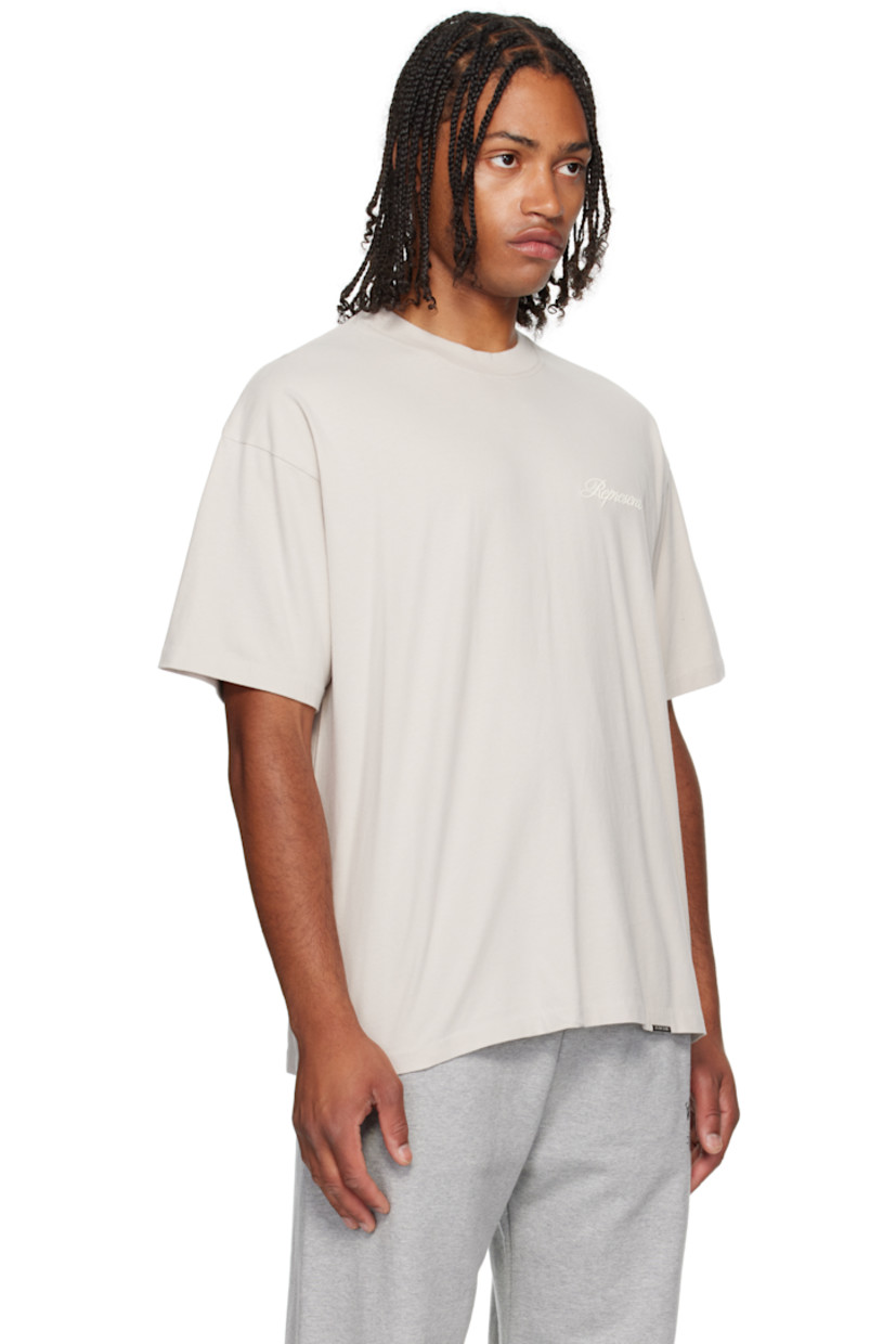 220 gsm cotton jersey T-shirt.

· Rib-knit crewneck
· Logo embroidered at chest
· Logo plaque at front hem
· Dropped shoulders

Supplier color: Concrete