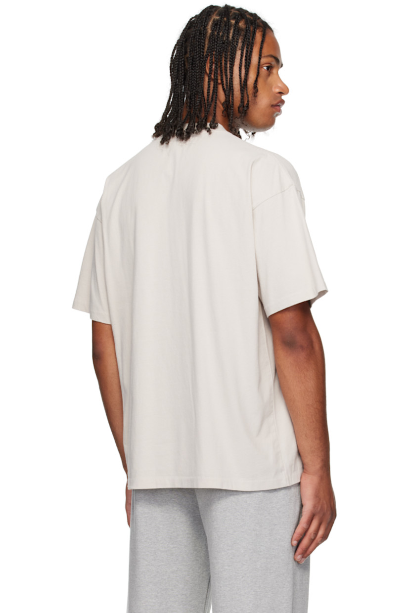 220 gsm cotton jersey T-shirt.

· Rib-knit crewneck
· Logo embroidered at chest
· Logo plaque at front hem
· Dropped shoulders

Supplier color: Concrete