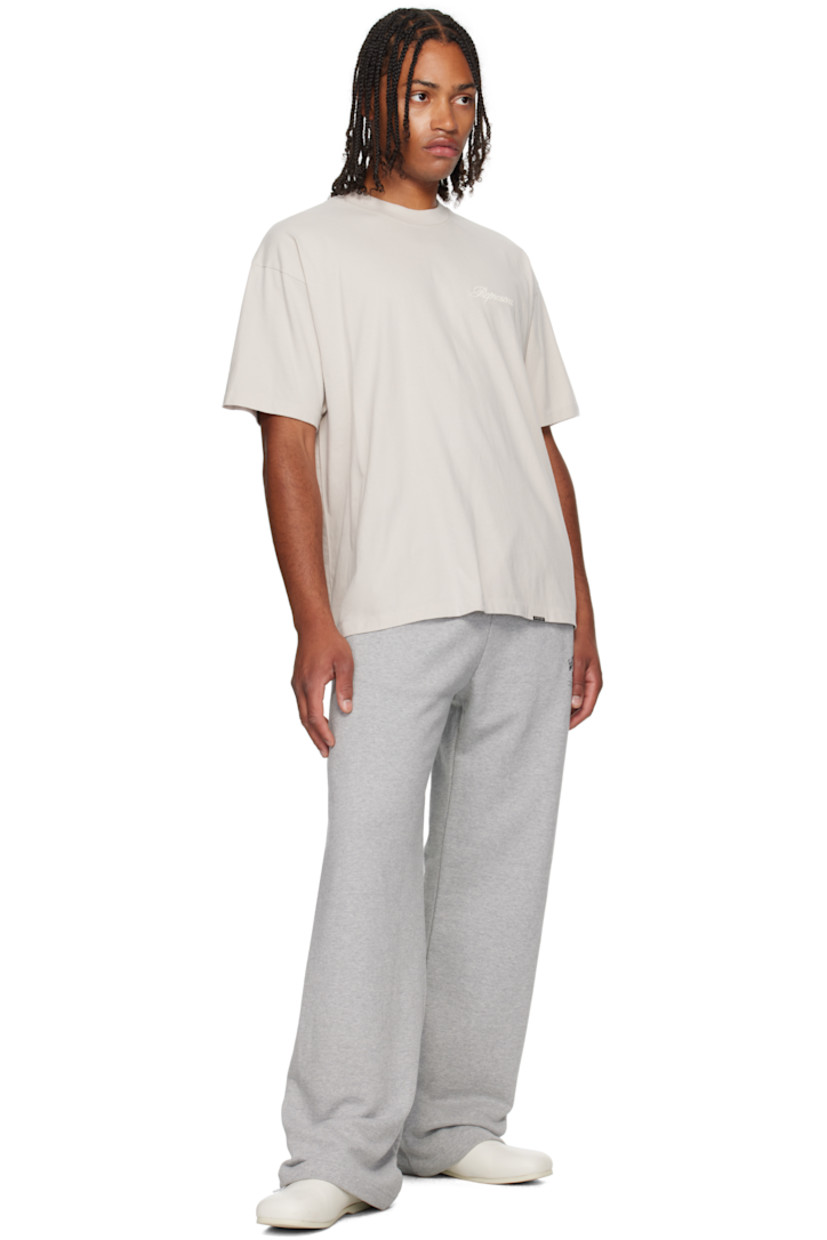 220 gsm cotton jersey T-shirt.

· Rib-knit crewneck
· Logo embroidered at chest
· Logo plaque at front hem
· Dropped shoulders

Supplier color: Concrete