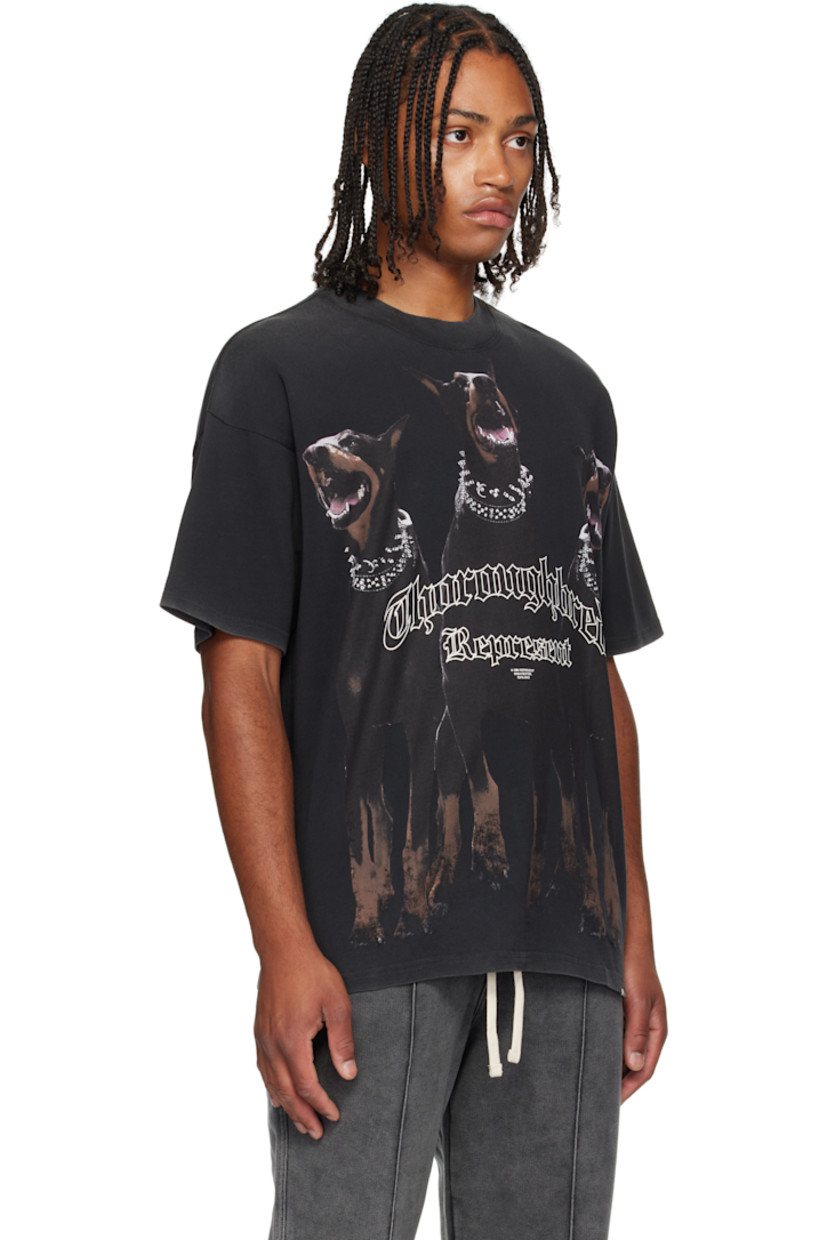 220 gsm cotton jersey T-shirt.

· Rib-knit crewneck
· Logo graphic printed at front
· Logo plaque at front hem
· Dropped shoulders

Supplier color: Vintage Black