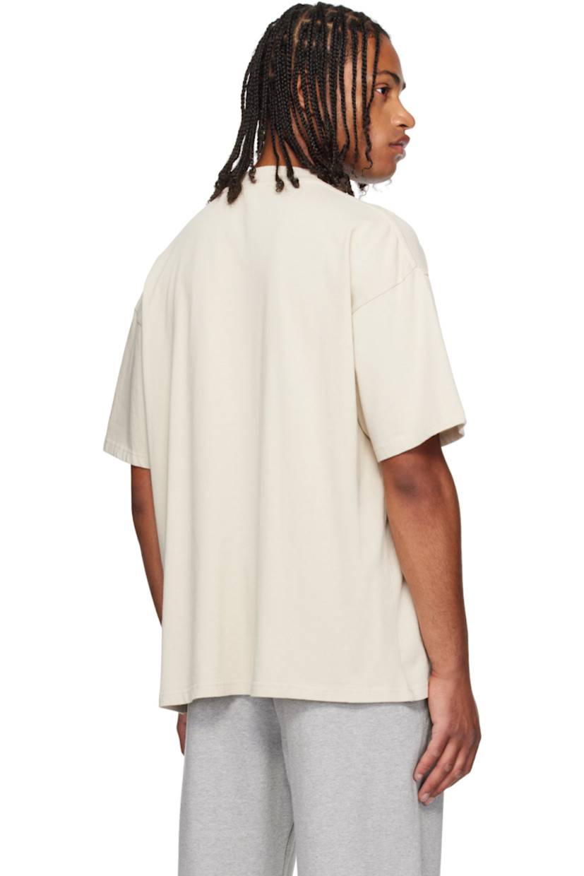 220 gsm cotton jersey T-shirt.

· Rib-knit crewneck
· Logo graphic printed at front
· Logo plaque at front hem
· Dropped shoulders

Supplier color: Vintage White