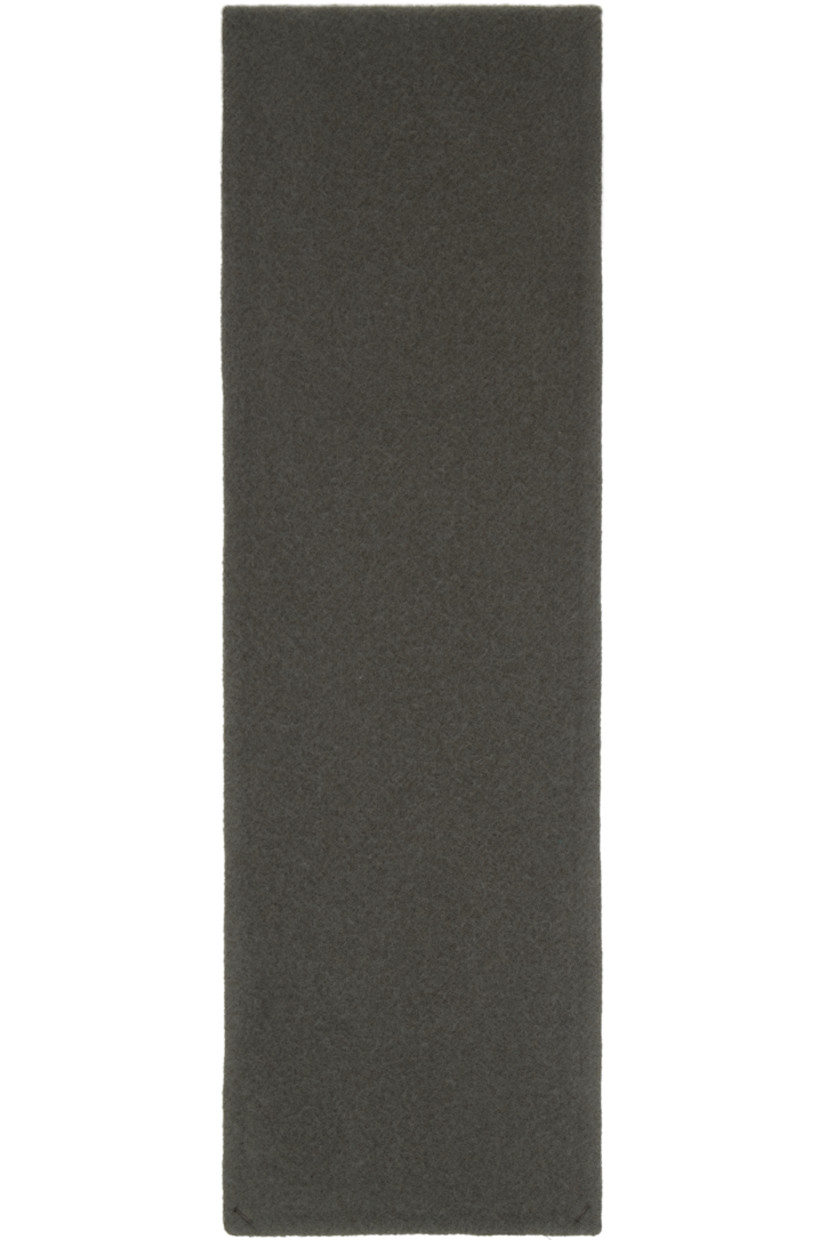 Rectangular brushed virgin wool flannel scarf. 

· Satin trim at back length
· Logo patch at back face
· L60" x W7"

Supplier color: Camoscio fleece