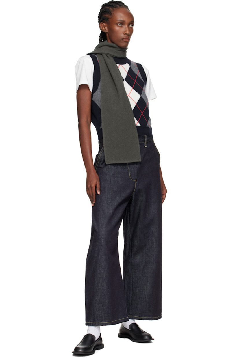 Rectangular brushed virgin wool flannel scarf. 

· Satin trim at back length
· Logo patch at back face
· L60" x W7"

Supplier color: Camoscio fleece