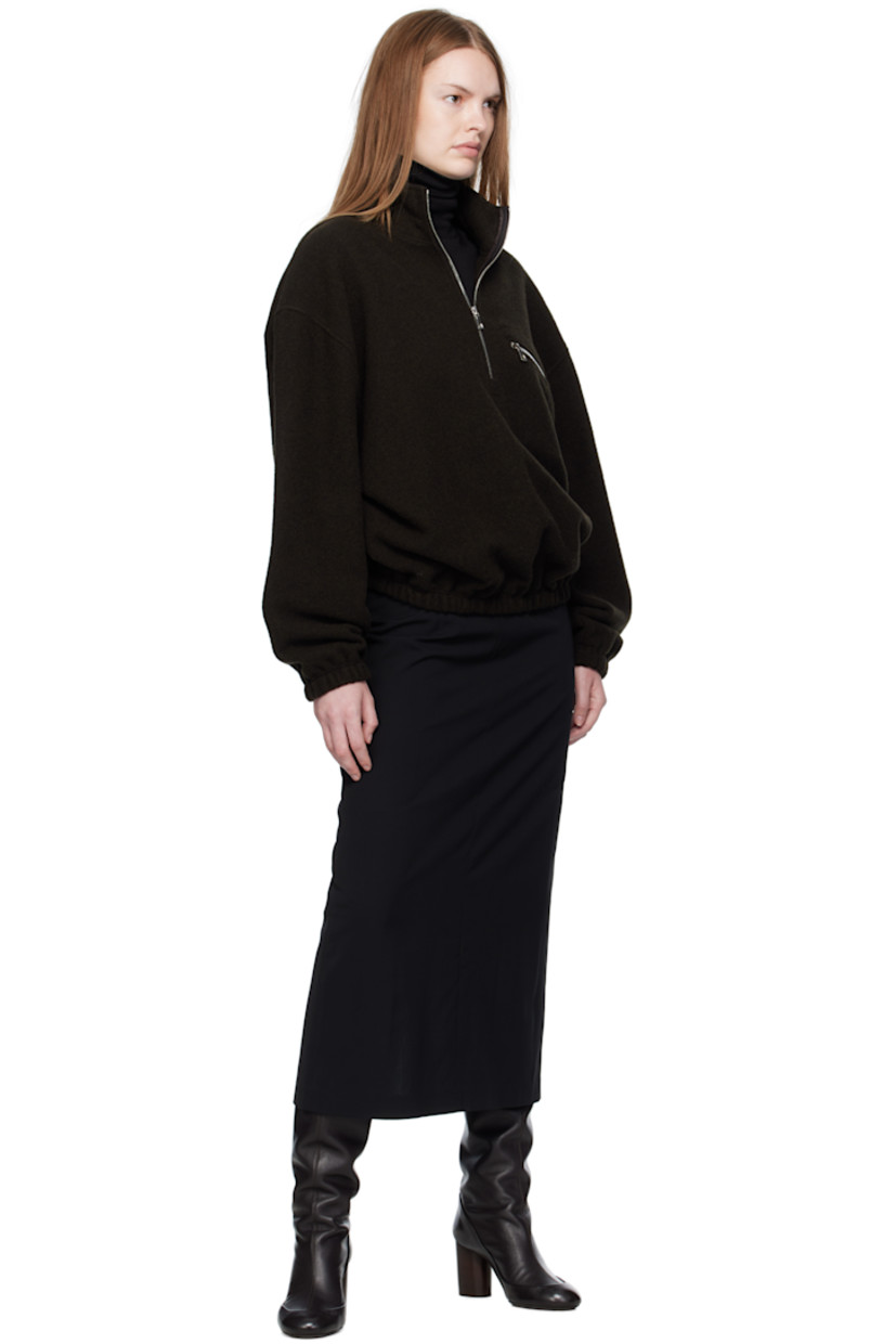 Lightweight virgin wool fleece sweater.

· Stand collar
· Half-zip closure
· Zip pocket at chest
· Elasticized hem and cuffs
· Locker loop at back yoke

Supplier color: Tourbe fleece