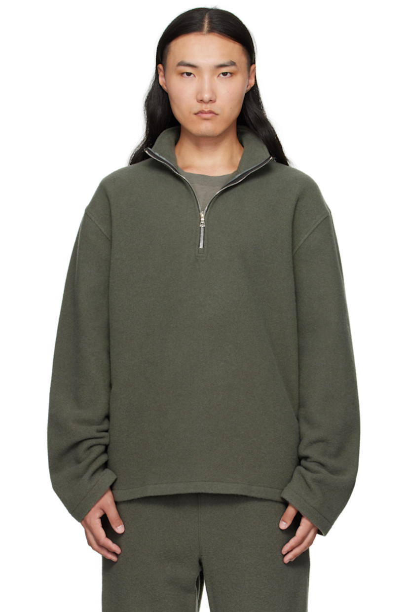 Brushed virgin wool fleece sweater.

· Stand collar
· Half-zip closure
· Tennis-tail hem
· Dropped shoulders
· Locker loop at back yoke

Supplier color: Camoscio