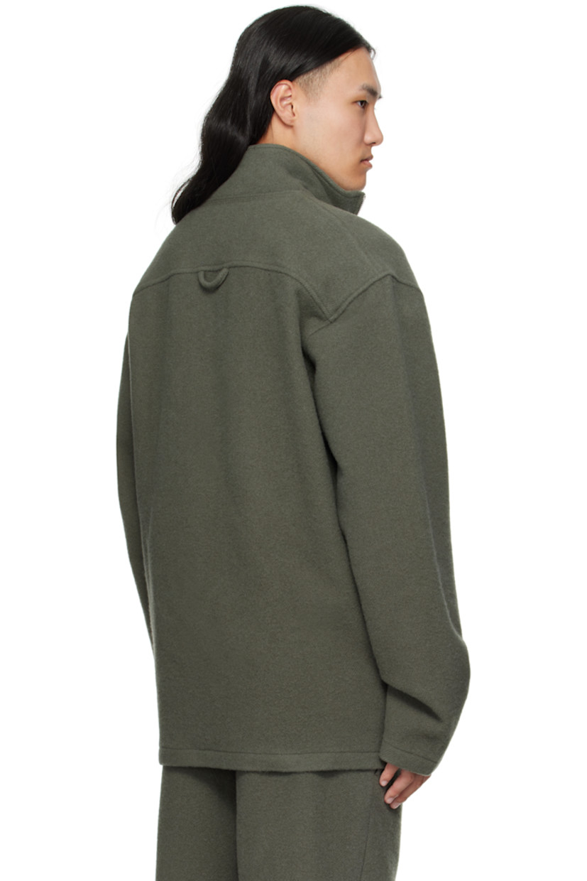 Brushed virgin wool fleece sweater.

· Stand collar
· Half-zip closure
· Tennis-tail hem
· Dropped shoulders
· Locker loop at back yoke

Supplier color: Camoscio