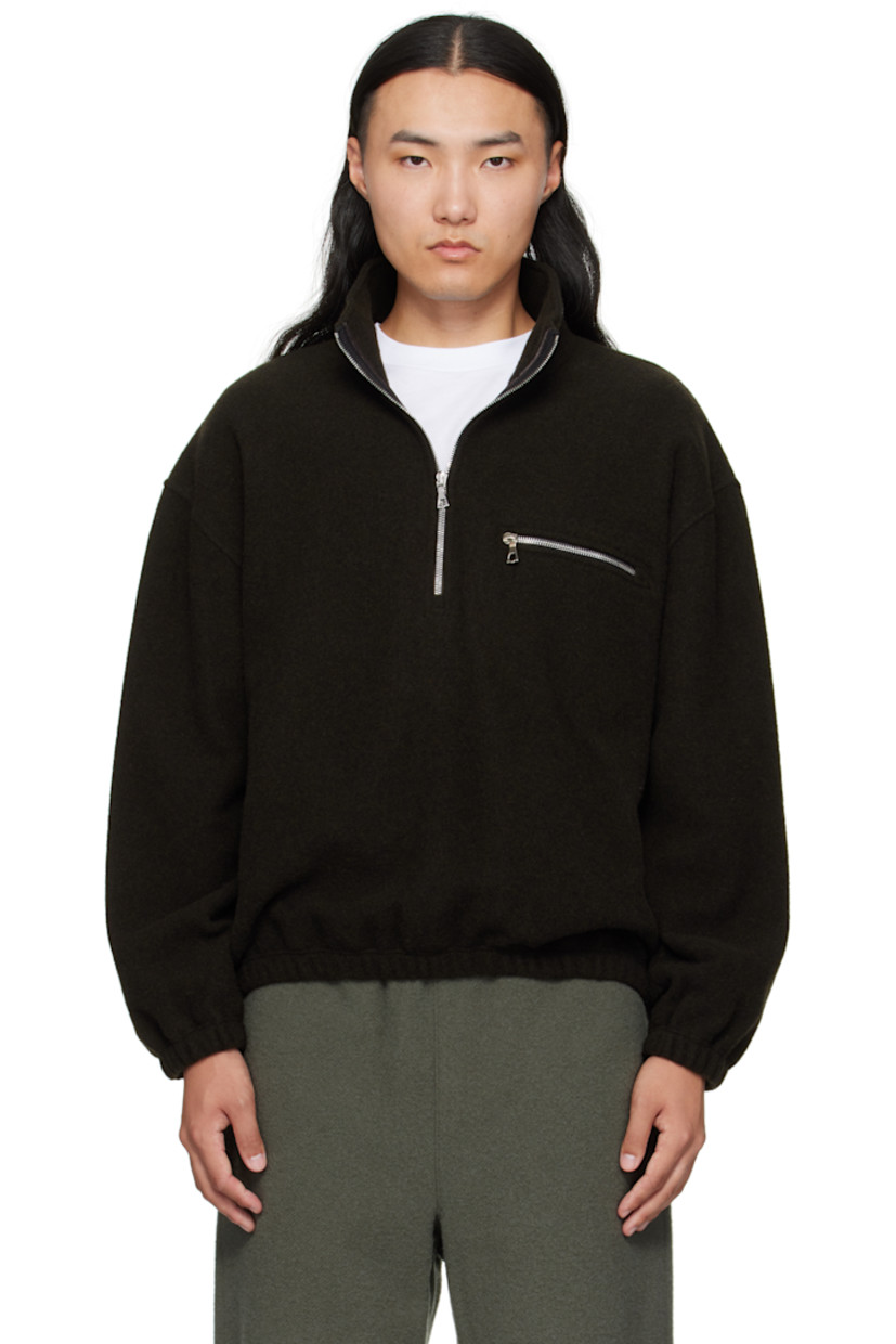 Lightweight brushed virgin wool fleece sweater.

· Stand collar
· Half-zip closure
· Zip pocket at chest
· Elasticized hem and cuffs
· Dropped shoulders
· Locker loop at back yoke

Supplier color: Tourbe