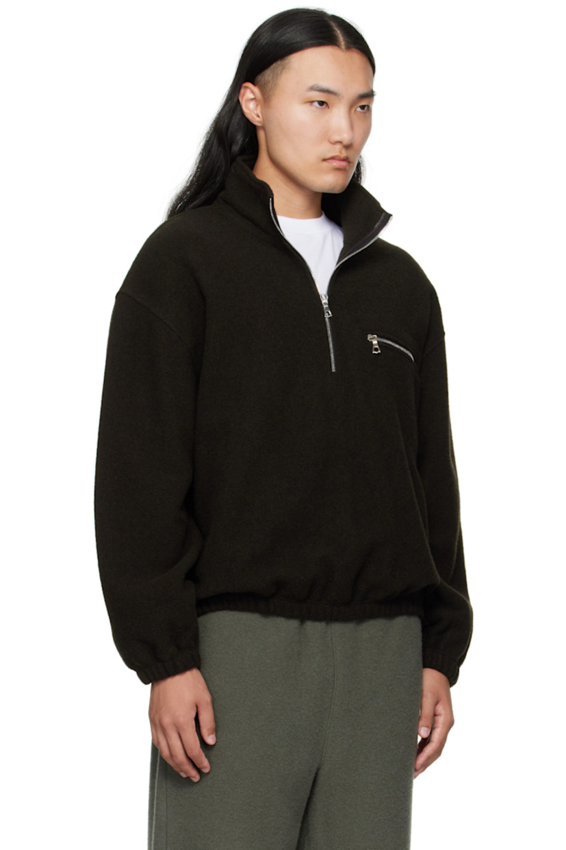 Lightweight brushed virgin wool fleece sweater.

· Stand collar
· Half-zip closure
· Zip pocket at chest
· Elasticized hem and cuffs
· Dropped shoulders
· Locker loop at back yoke

Supplier color: Tourbe