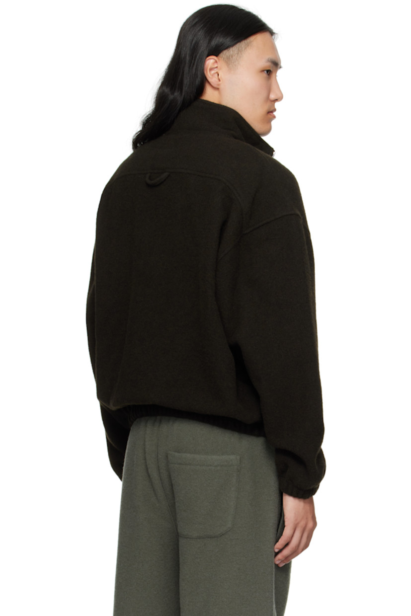 Lightweight brushed virgin wool fleece sweater.

· Stand collar
· Half-zip closure
· Zip pocket at chest
· Elasticized hem and cuffs
· Dropped shoulders
· Locker loop at back yoke

Supplier color: Tourbe