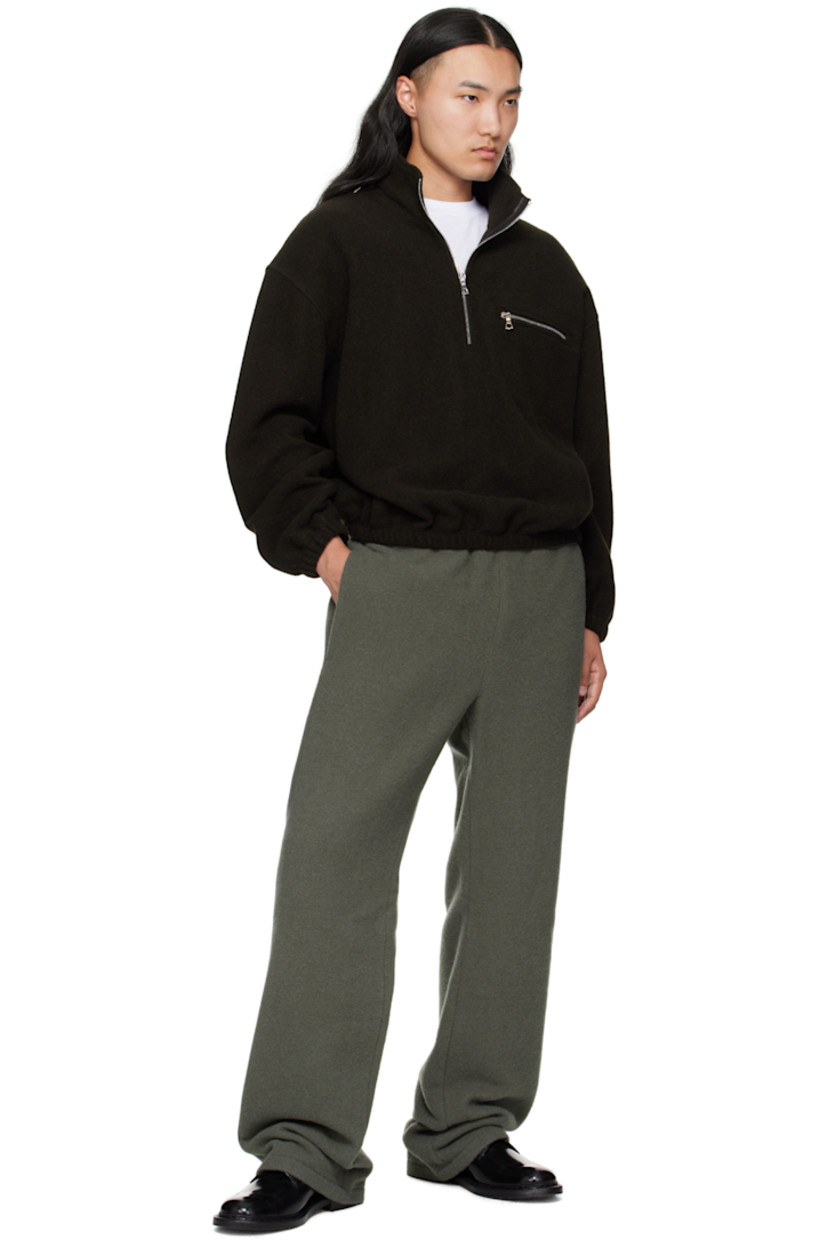 Lightweight brushed virgin wool fleece sweater.

· Stand collar
· Half-zip closure
· Zip pocket at chest
· Elasticized hem and cuffs
· Dropped shoulders
· Locker loop at back yoke

Supplier color: Tourbe