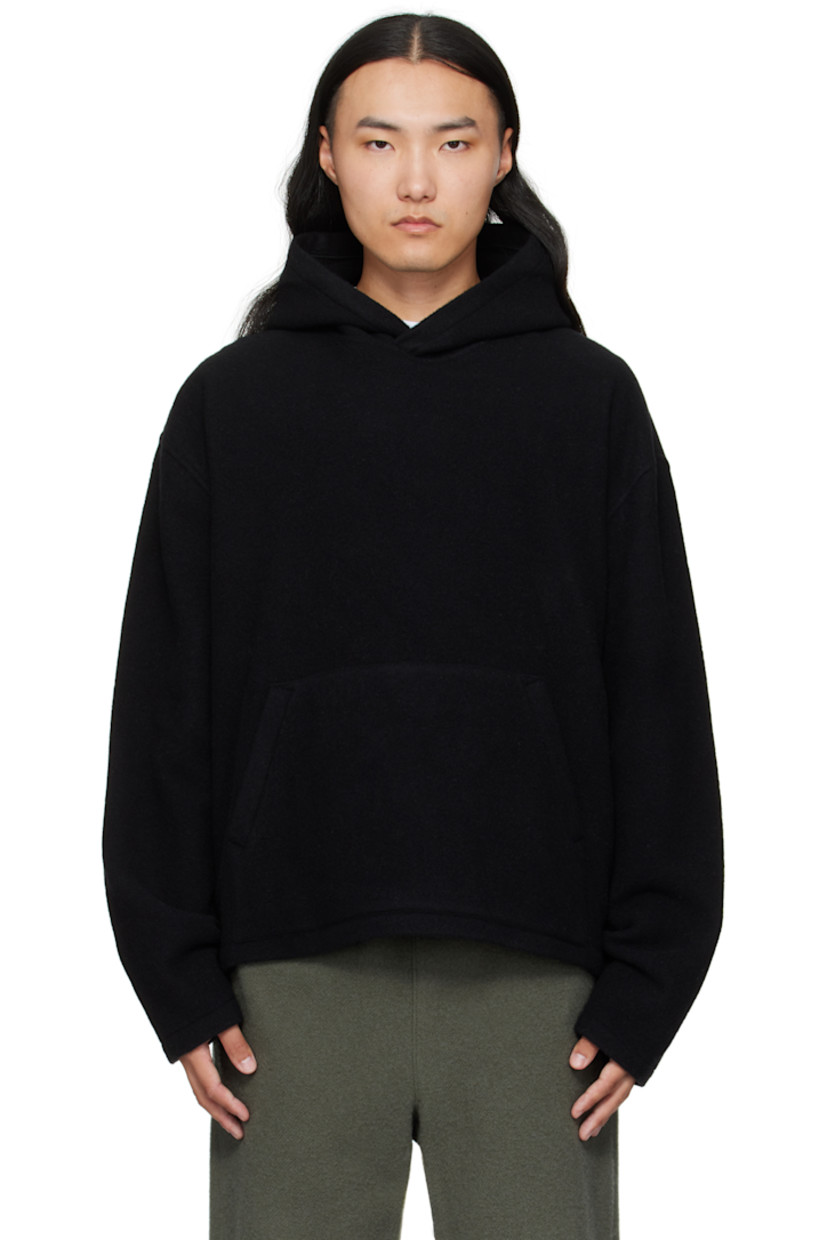 Lightweight brushed virgin wool fleece hoodie.

· Kangaroo pocket
· Dropped shoulders
· Locker loop at back yoke

Supplier color: Black
