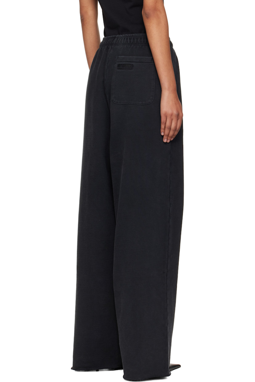French terry lounge pants.

· Fading throughout 
· Concealed drawstring at elasticized waistband
· Three-pocket styling
· Logo printed at front
· Raw edge at cuffs 
· Logo embroidered at back pocket

Supplier color: Washed black