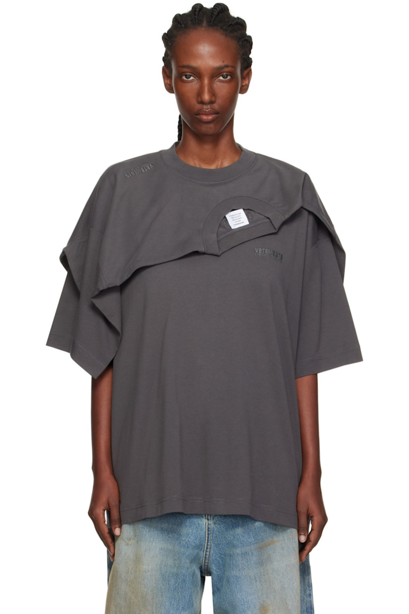 Cotton jersey T-shirt.

· T-shirt-style overlay
· Rib-knit crewneck
· Logo embroidered at chest and shoulder
· Dropped shoulders

Supplier color: Magnet