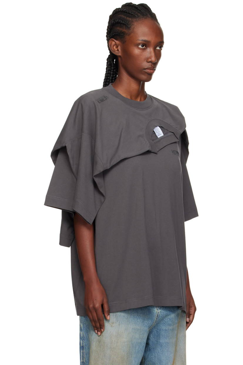 Cotton jersey T-shirt.

· T-shirt-style overlay
· Rib-knit crewneck
· Logo embroidered at chest and shoulder
· Dropped shoulders

Supplier color: Magnet