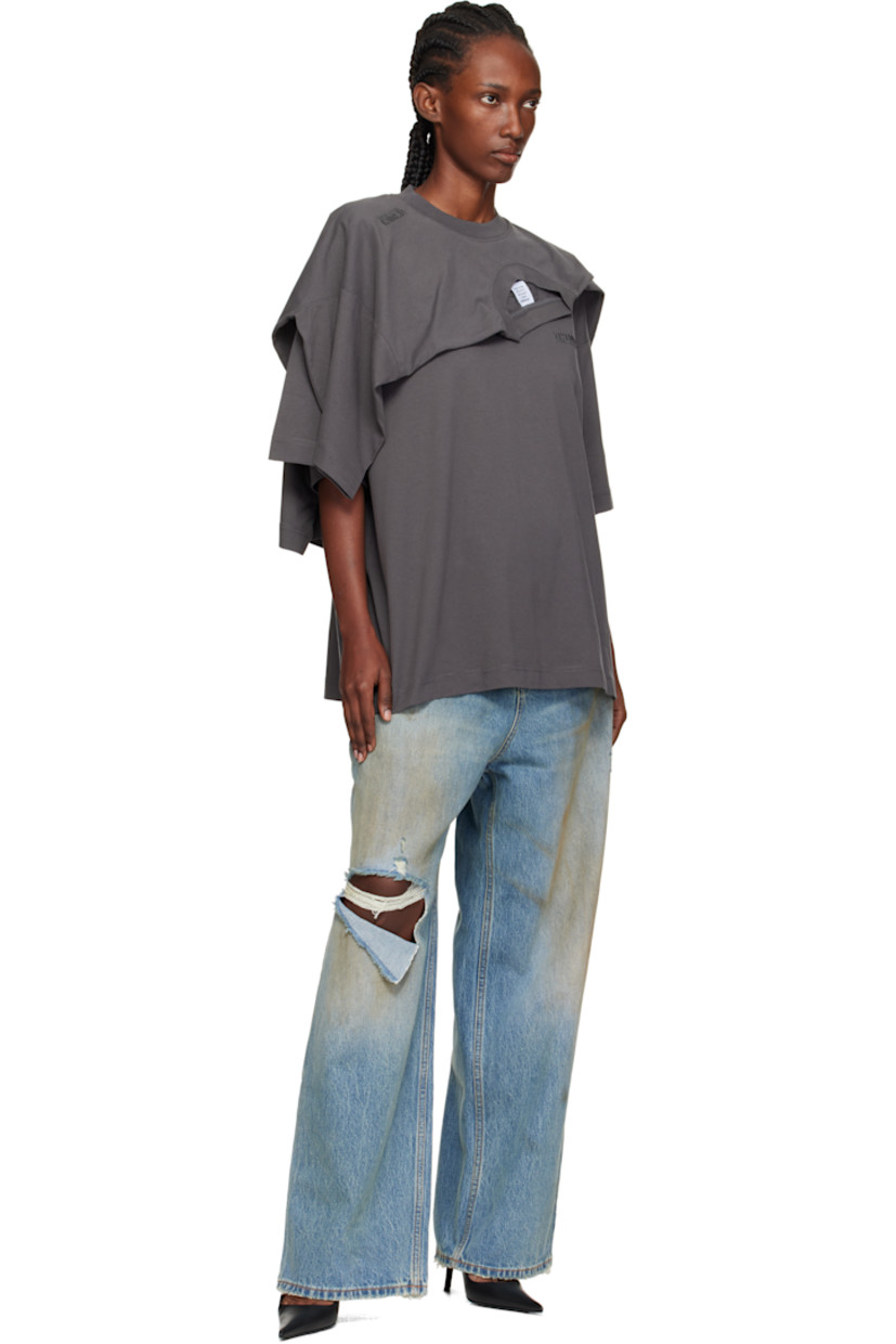Cotton jersey T-shirt.

· T-shirt-style overlay
· Rib-knit crewneck
· Logo embroidered at chest and shoulder
· Dropped shoulders

Supplier color: Magnet