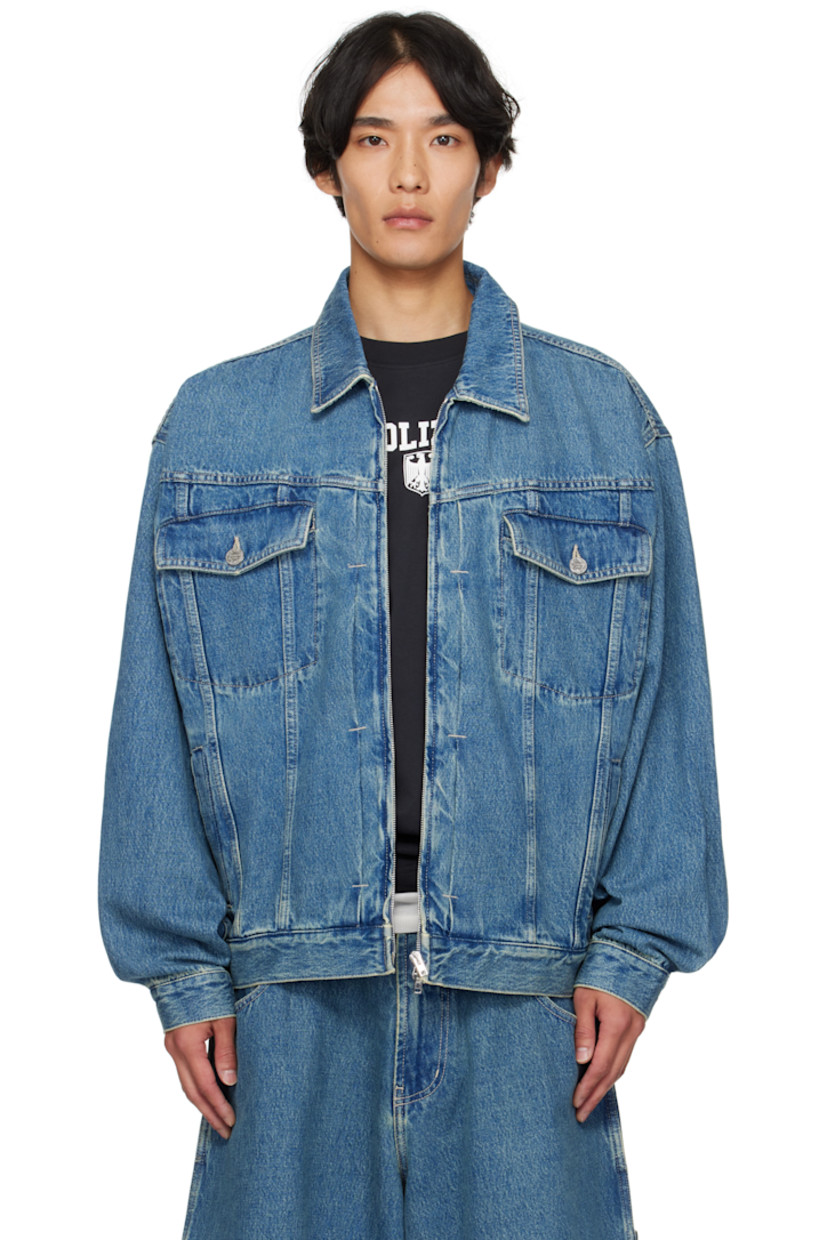 Non-stretch denim jacket.

· Fading throughout
· Spread collar
· Two-way zip closure
· Flap and welt pockets at front
· Adjustable buttoned barrel cuffs
· Logo-woven locker loop at back yoke
· Adjustable button tabs at back hem

Supplier color: Vintage blue