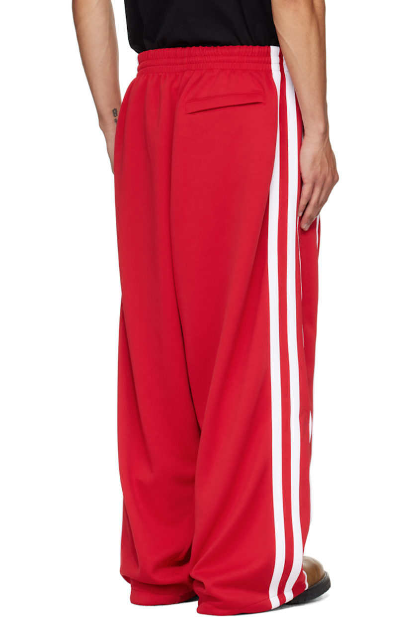Jersey sweatpants.

· Concealed drawstring at elasticized waistband
· Three-pocket styling
· Logo embroidered at front
· Bungee-style drawstring at cuffs
· Stripes at outseams
· Full mesh lining

Supplier color: Red