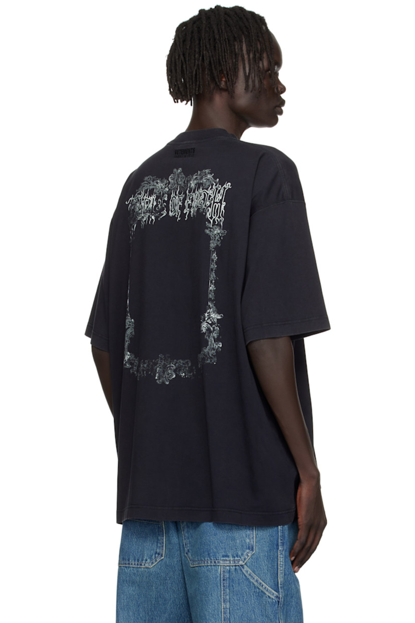 Cotton jersey T-shirt.

· Rib-knit crewneck
· Text and graphic printed at front and back
· Dropped shoulders
· Logo embroidered at back collar

Part of the Cradle of Filth capsule.

Supplier color: Washed black
