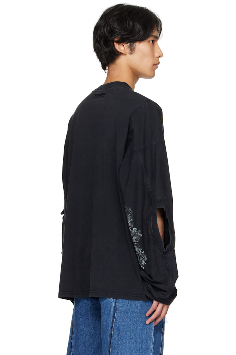 Cotton jersey T-shirt.

· Rib-knit crewneck
· Graphic and text printed at front and sleeves
· Cutout at sleeves
· Logo embroidered at back collar

Part of the Cradle of Filth capsule.

Supplier color: Magnet