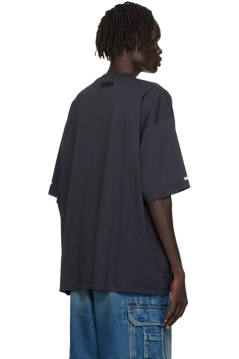 Cotton jersey T-shirt.

· Rib-knit crewneck
· Graphic printed at front
· Dropped shoulders
· Text printed at sleeves
· Logo embroidered at back collar

Supplier color: Washed black