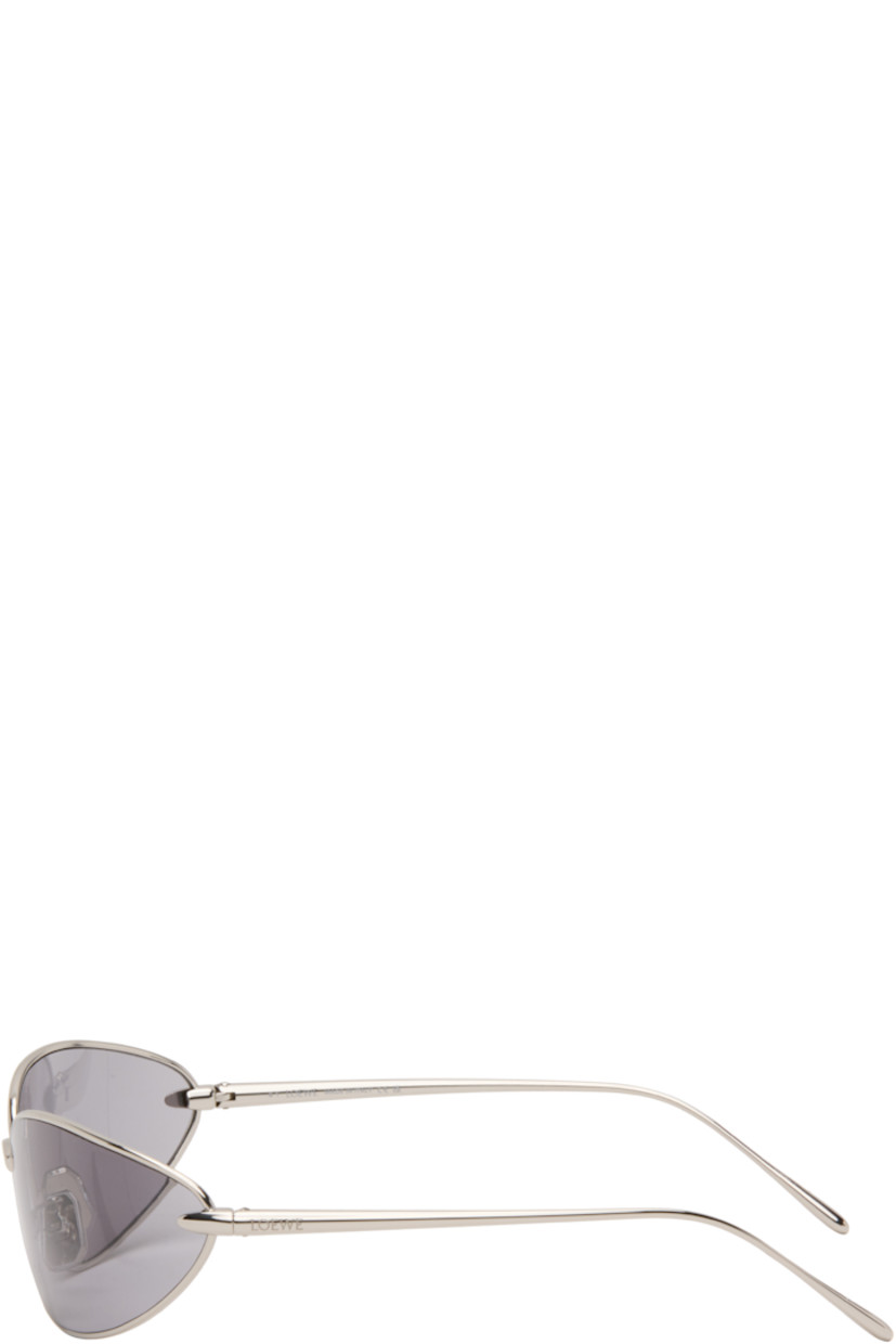 Wraparound oval metal-frame sunglasses.

· Gray lenses 
· Adjustable rubber nose pads
· Logo engraved at temples
· Includes pouch
· Size: 68.15 120

Supplier color: Shiny palladium