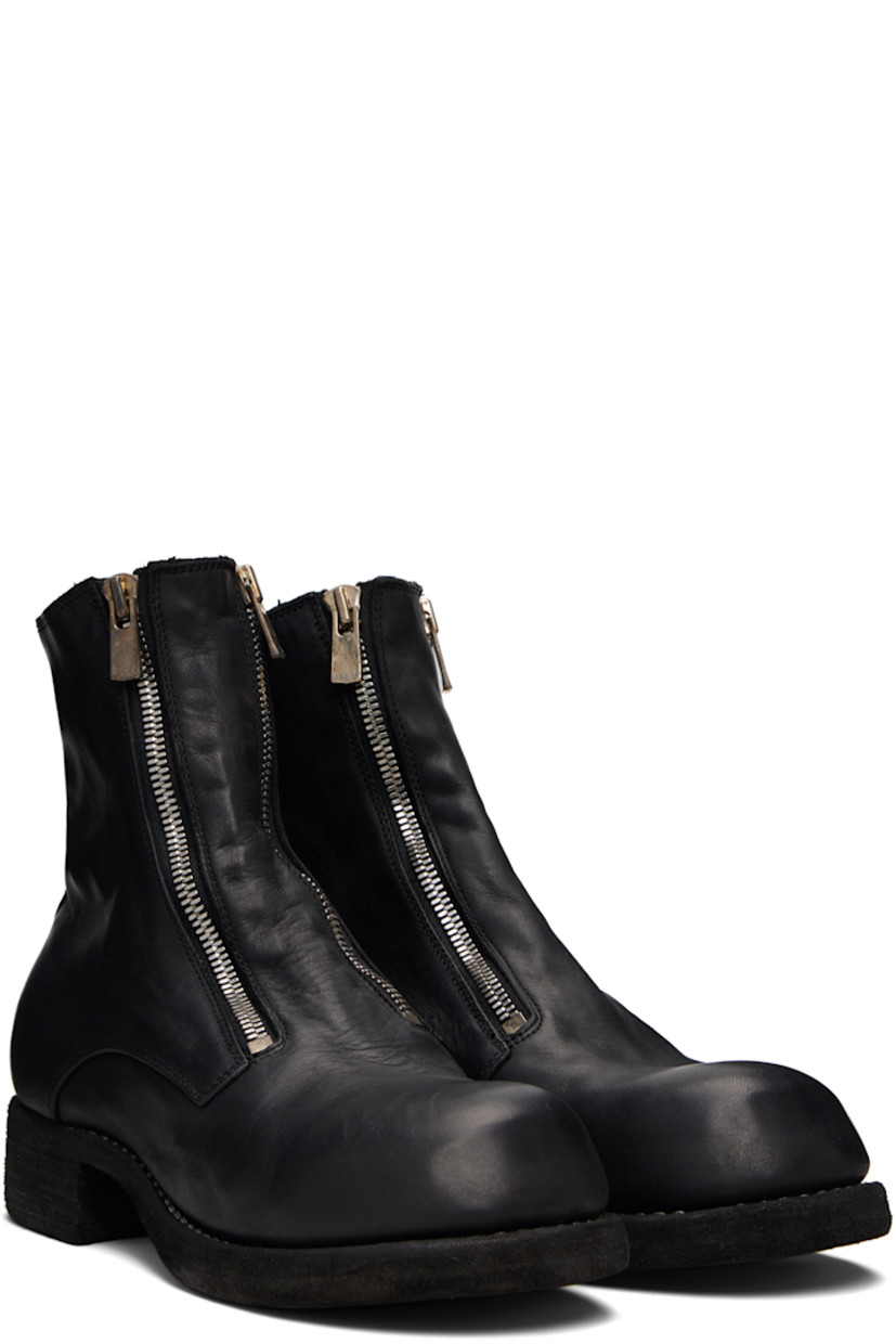 Ankle-high grained horse leather boots. 

· Twin zip closure at vamp
· Contrast stitching in white at welt 
· Rubber midsole 
· Leather sole 

Supplier color: Blkt
