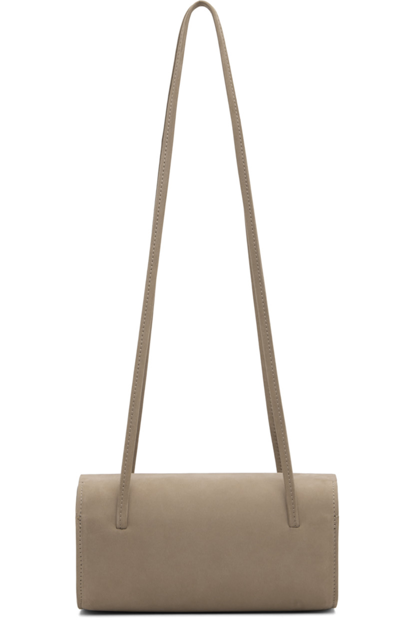 Nubuck shoulder bag.

· Twin shoulder straps
· Magnetic closure
· Twill lining
· H3.75" x W7.75" x D3.5"

Supplier color: Biche nubuck