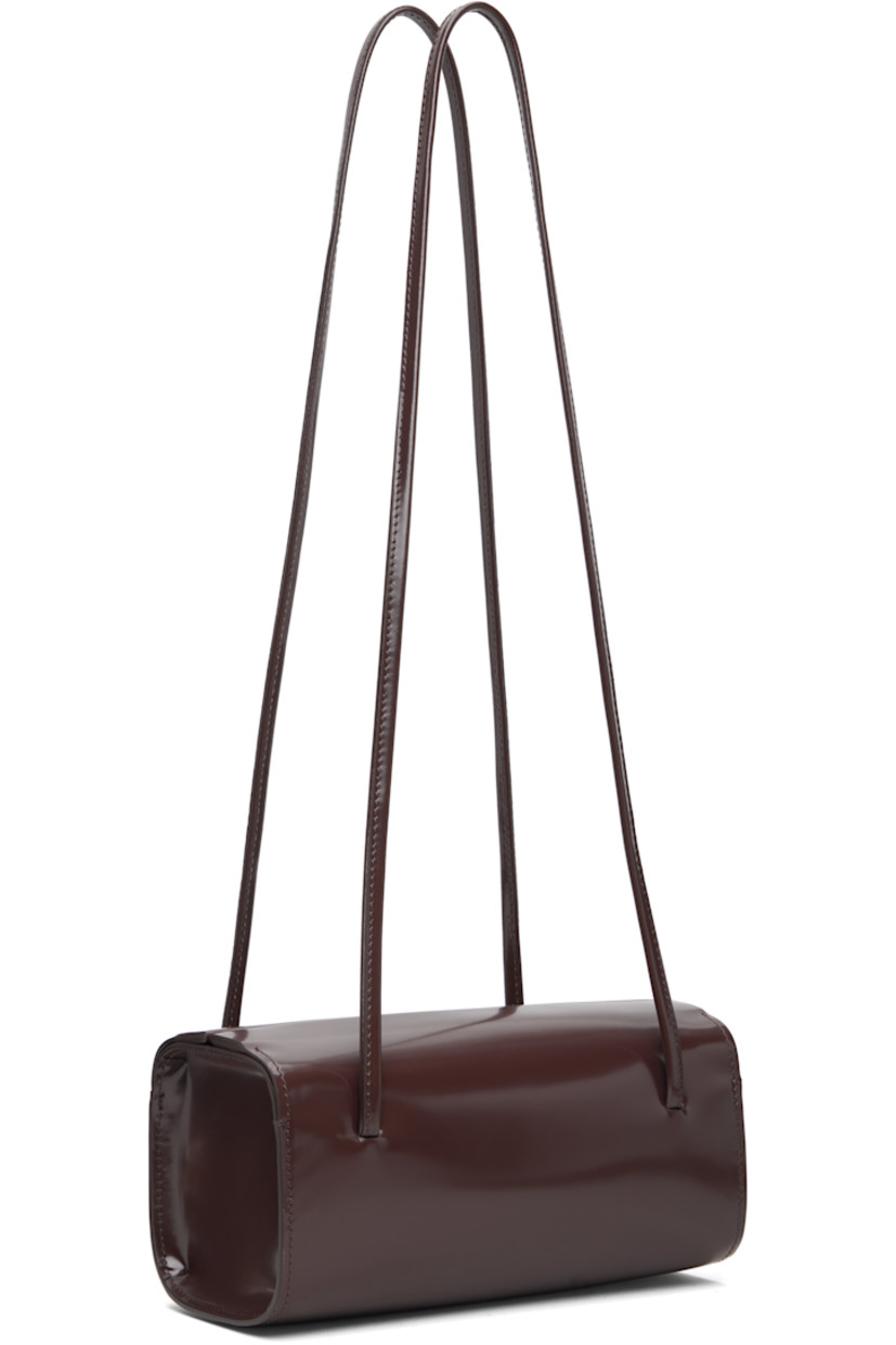 Spazzolato calfskin shoulder bag.

· Twin shoulder straps
· Magnetic closure
· Twill lining
· H3.75" x W7.75" x D3.5"

Supplier color: Choc spazzolato