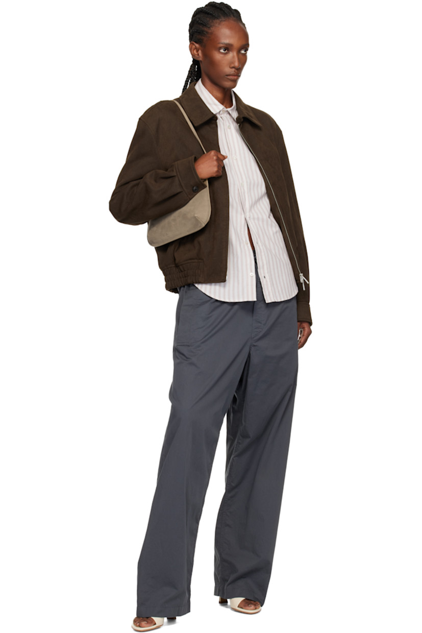 Nubuck shoulder bag.

· Fixed shoulder strap
· Darts at base
· Magnetic closure
· Patch pocket at interior
· Twill lining
· H6" x W11" x D2.25"

Supplier color: Biche nubuck