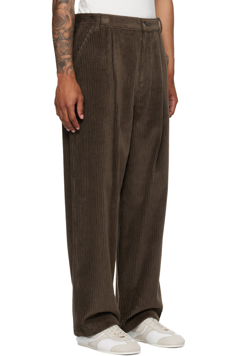 Cotton corduroy trousers.

· Belt loops
· Four-pocket styling
· Zip fly
· Pleats at front
· Logo patch at back waistband

Supplier color: Brown