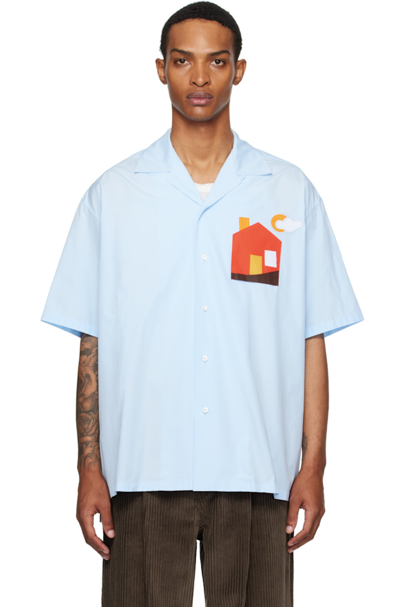 Cotton poplin shirt.

· Spread collar
· Notched lapel
· Graphic stitched at chest
· Button closure
· Droptail hem
· Logo stitched at back collar

Supplier color: Azure