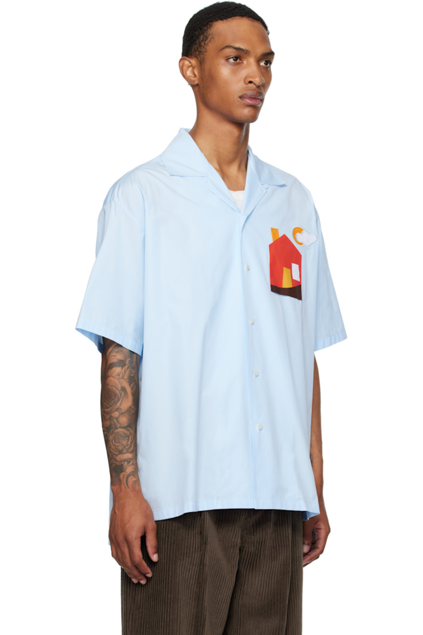 Cotton poplin shirt.

· Spread collar
· Notched lapel
· Graphic stitched at chest
· Button closure
· Droptail hem
· Logo stitched at back collar

Supplier color: Azure