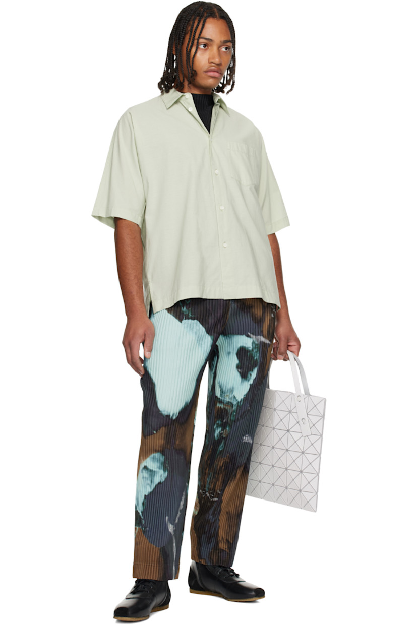 Semi-sheer crinkled organic cotton poplin shirt. 

· Spread collar 
· Button closure 
· Patch pocket at chest
· Vented side seams
· Box pleat at back yoke 

Supplier color: White green